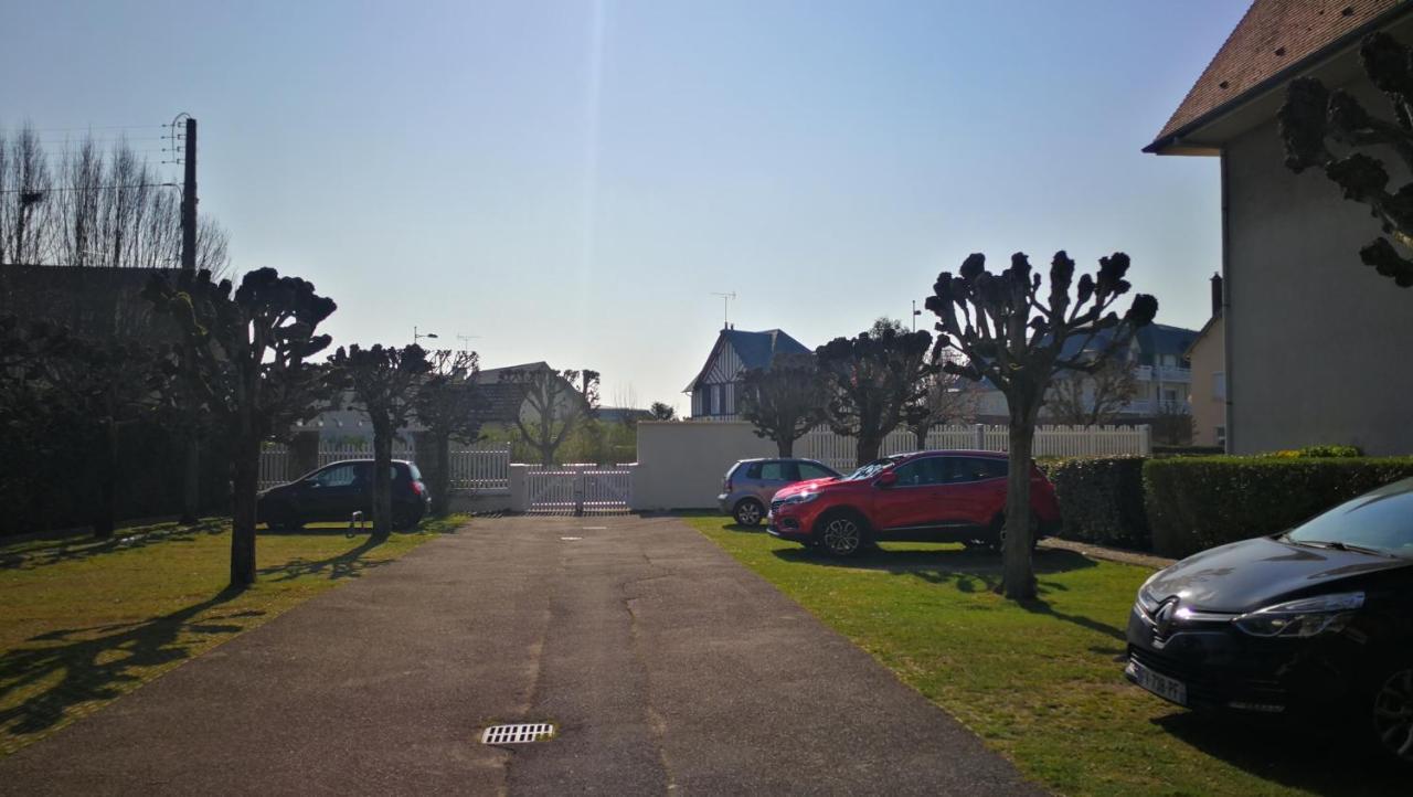 Charmant 2 pièces à 5 mn à pied de la mer Cabourg Exterior foto